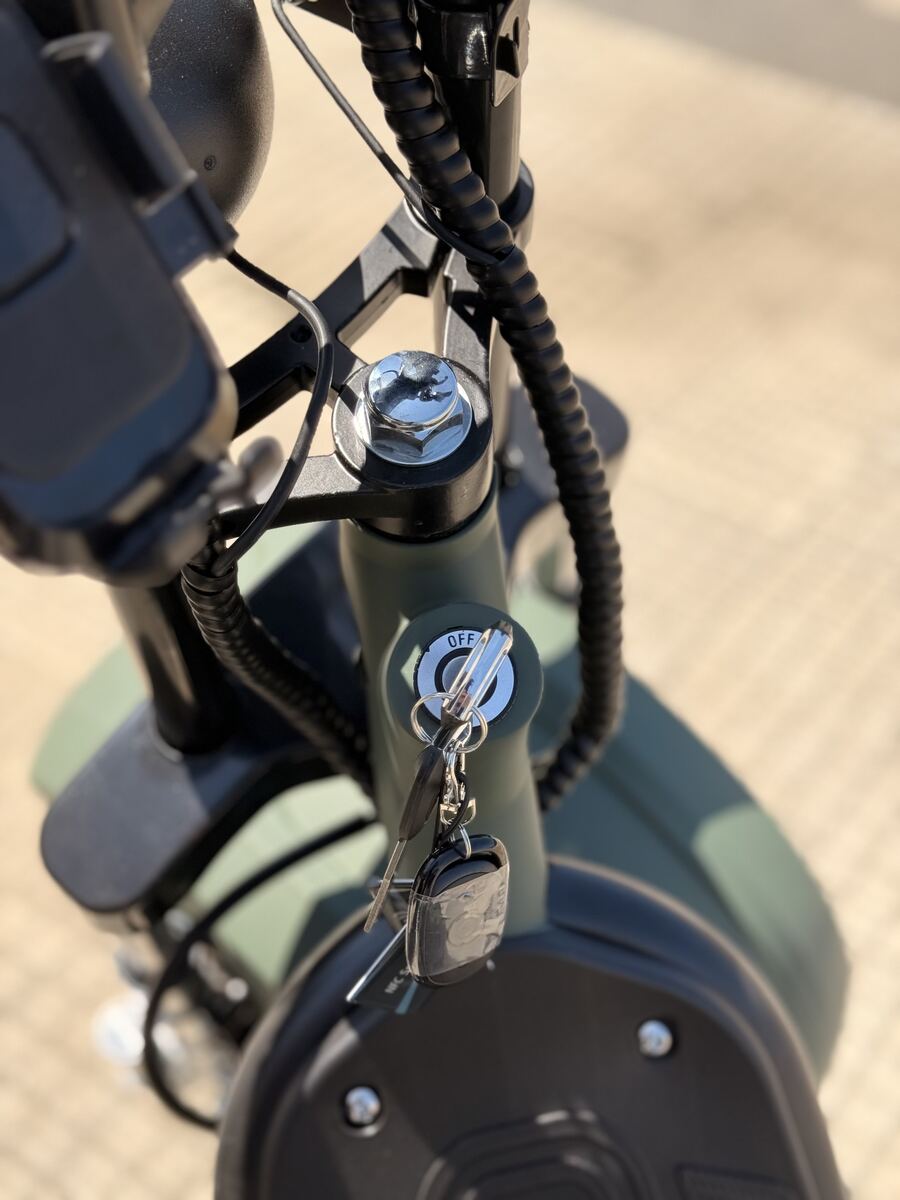 Chave inserida na ignição da scooter elétrica X13