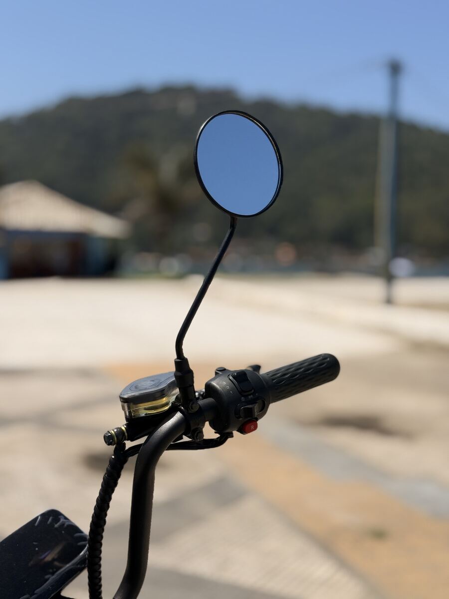 Retrovisor redondo da scooter X13 com a orla ao fundo